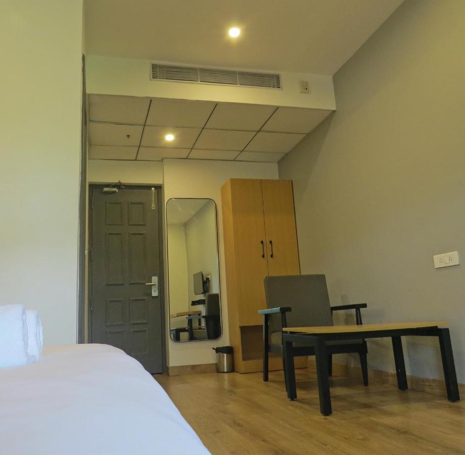 Hotel Sm Hives à Bhubaneswar Extérieur photo